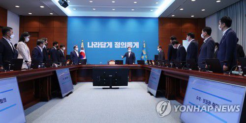 수석·보좌관회의 참석하는 문 대통령(서울=연합뉴스) 이진욱 기자 = 문재인 대통령이 10일 오후 청와대에서 열린 수석·보좌관 회의에 참석하고 있다. cityboy@yna.co.kr