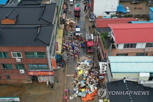 일상으로의 복귀는 언제쯤(구례=연합뉴스) 정회성 기자 = 10일 전남 구례군 구례읍 시가지에 침수 피해로 진흙 범벅이 된 가재도구가 쌓여 있다. 2020.8.10 hs@yna.co.kr