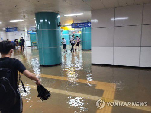 물에 잠긴 양주역(양주=연합뉴스) 10일 오후 경기 양주시에 집중 호우로 양주역과 인근 도로가 물에 잠겼다. 사진은 역사 내부가 침수돼 시민들이 불편을 겪고 있다. 2020.8.10 [독자제공, 재판매 및 DB 금지] jhch793@yna.co.kr