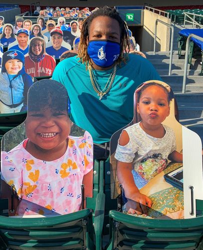 살렌필드 관중석에서 기념 촬영하는 게레로 주니어(서울=연합뉴스) 토론토 블루제이스 타선의 중심 블라디미르 게레로 주니어가 11일(한국시간) 미국 뉴욕주 버펄로의 샬렌필드에서 열린 훈련을 앞두고 관중석 세움 간판이 서 있는 관중석에서 기념 촬영을 하고 있다. [토론토 블루제이스 트위터 캡처. 재판매 및 DB금지]