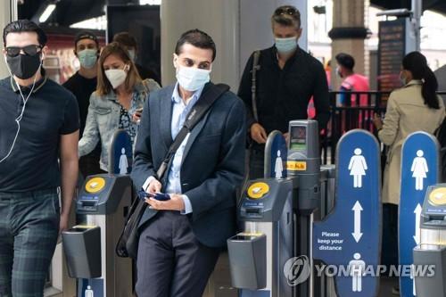 마스크를 쓰고 출근하는 런던 시민들 [AFP=연합뉴스]
