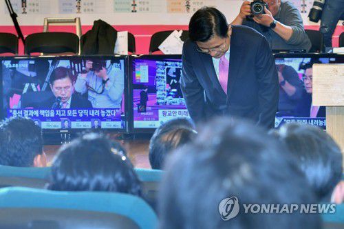 황교안, 총선 패배에 당 대표 사퇴지난 4월 15일 제21대 총선에서 패배한 미래통합당 황교안 당시 대표가 국회도서관 강당에 마련된 미래통합당-미래한국당 개표상황실에서 사퇴를 밝힌 뒤 고개숙여 인사하고 있다.[연합뉴스 자료사진]