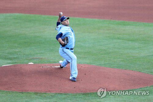 버펄로에서 105년 만에 열린 빅리그 경기에 선발 등판한 류현진[게티이미지/AFP=연합뉴스]