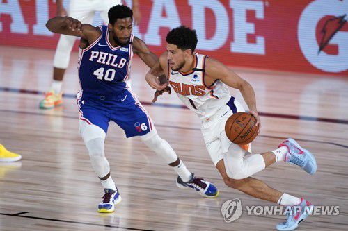 돌파하는 피닉스의 데빈 부커[Ashley Landis/Pool Photo-USA TODAY Sports/로이터=연합뉴스]