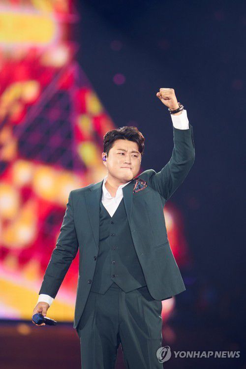 주먹 불끈 쥔 '미스터트롯' 김호중(서울=연합뉴스) 지난 7일 오후 서울 송파구 올림픽공원 체조경기장(KSPO DOME)에서 열린 '내일은 미스터트롯' 서울 콘서트에서 김호중이 무대를 펼치고 있다. 2020.8.8 [쇼플레이 제공. 재판매 및 DB 금지] photo@yna.co.kr