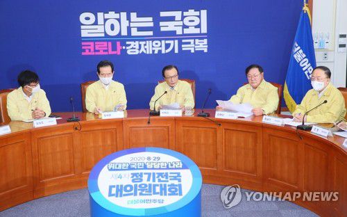 고위당정 발언하는 이해찬(서울=연합뉴스) 진성철 기자 = 더불어민주당 이해찬 대표가 12일 국회에서 열린 고위당정협의회에서 재난지원금 현실화 수준과 4차 추경 편성 등에 관해 발언하고 있다. 2020.8.12 zjin@yna.co.kr