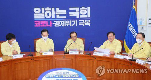 고위당정 발언하는 이해찬 대표(서울=연합뉴스) 진성철 기자 = 더불어민주당 이해찬 대표가 12일 국회에서 열린 고위당정협의회에서 발언하고 있다. 왼쪽부터 김상조 청와대 정책실장, 정세균 국무총리, 이해찬, 김태년 원내대표, 홍남기 경제부총리. zjin@yna.co.kr