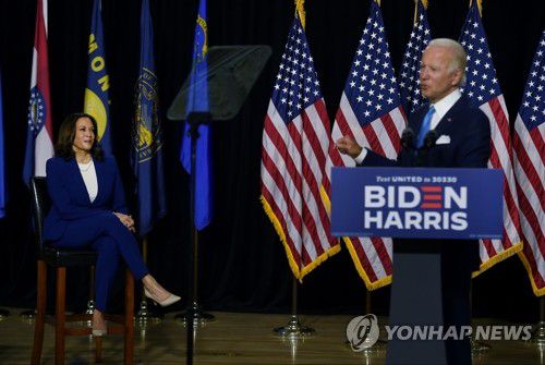 첫 공동기자회견 가지는 바이든-해리스(윌밍턴 AFP=연합뉴스) 미국 민주당 대선후보 조 바이든 전 부통령의 러닝메이트(부통령 후보)인 카멀라 해리스(왼쪽) 상원의원이 12일(현지시간) 델라웨어주 윌밍턴의 한 고등학교에서 부통령 후보로서 바이든과 함께 가진 첫 기자회견에서 바이든의 연설을 경청하고 있다. leekm@yna.co.kr