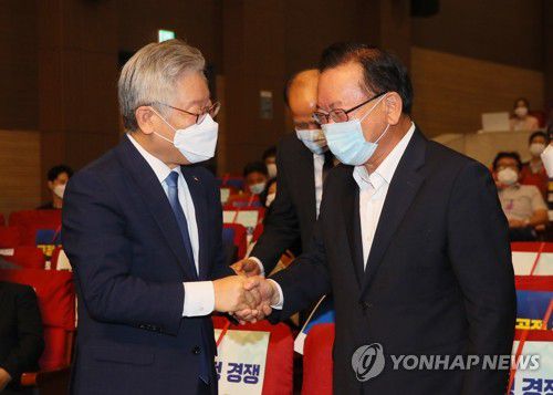 인사 나누는 김부겸 이재명(서울=연합뉴스) 진성철 기자 = 더불어민주당 당 대표 선거에 출마한 김부겸 전 의원(오른쪽)과 이재명 경기지사가 13일 국회 의원회관에서 열린 '공정조달이 답이다! 공정조달제도 도입을 위한 경기도 정책토론회'에서 인사하고 있다. 2020.8.13 zjin@yna.co.kr