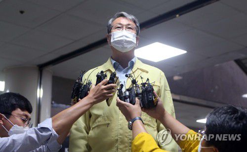 질의응답 하는 박재현 수자원공사 사장(대전=연합뉴스) 한종구 기자 = 박재현 한국수자원공사 사장이 12일 오후 대전 대덕구 수공 본사에서 금강유역 4개 지자체장의 항의 방문에 앞서 기자들의 질문에 답변하고 있다. 2020.8.12. jkhan@yna.co.kr