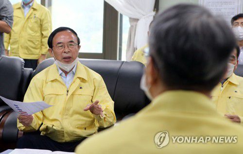 수공 책임 주장하는 임실군수(대전=연합뉴스) 한종구 기자 = 심민 전북 임실군수가 13일 오후 대전 대덕구 한국수자원공사를 찾아 박재현 사장과 대화하며 수공의 댐 관리 실패를 주장하고 있다. 2020.8.13. jkhan@yna.co.kr