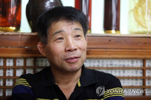 얼굴 공개한 화성 8차 사건 복역 윤성여씨(청주=연합뉴스) 이승민 기자 = 14일 오후 화성 연쇄살인 8차 사건의 범인으로 지목돼 20년을 복역한 윤성여(53)씨가 취재진을 만나 인터뷰하고 있다. 2020.8.14 logos@yna.co.kr