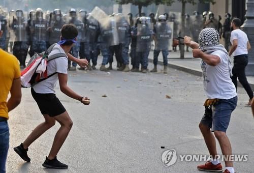 8월 10일(현지시간) 레바논 수도 베이루트에서 벌어진 반정부 시위. [AFP=연합뉴스 자료사진]