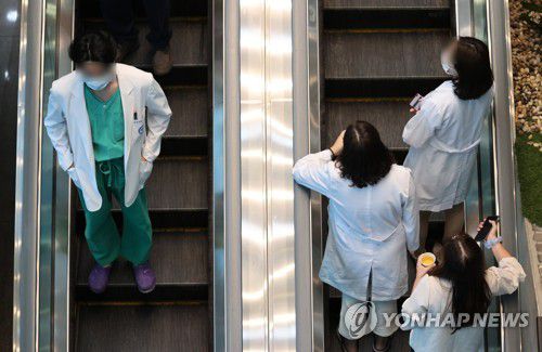 병원 내 오가는 의료진지난 14일 서울 성동구 한양대병원에서 한 의료진들이 에스컬레이터로 오가고 있다. [연합뉴스 자료사진]