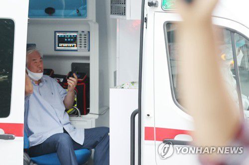 전광훈 목사, 마스크 내리고 휴대전화 든 채신종 코로나바이러스 감염증(코로나19) 확진 판정을 받은 사랑제일교회 전광훈 목사가 8월 17일 오후 서울 성북구 사랑제일교회 사택을 나와 성북보건소 차량에 탑승하고 있다. [연합뉴스 자료사진]