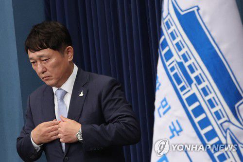 최재성 청와대 정무수석이 지난 17일 문재인 대통령과 여야 정당 대표 대화 등 국회와의 소통 방안에 대해 브리핑하기 위해 춘추관 브링핑룸으로 들어서고 있다. [연합뉴스 자료사진]