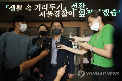 답하는 오성규 전 서울시 비서실장(서울=연합뉴스) 박동주 기자 = 고(故) 박원순 전 서울시장의 성추행 방조 혐의로 고발당한 오성규 전 서울시장 비서실장이 17일 오후 조사를 마치고 서울지방경찰청을 나서며 취재진의 질문에 답하고 있다. 2020.8.17 pdj6635@yna.co.kr