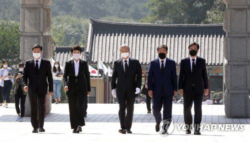 5·18 민주묘지 찾은 김종인(광주=연합뉴스) 박철홍 기자 = 미래통합당 김종인 비상대책위원장이 19일 오전 광주 북구 국립 5·18 민주묘지를 방문해 당 관계자들과 함께 참배하기 위해 이동하고 있다.  pch80@yna.co.kr