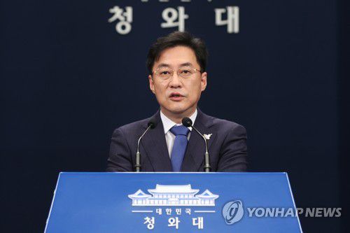 양제츠 방한 브리핑하는 강민석 대변인(서울=연합뉴스) 김주성 기자 = 강민석 청와대 대변인이 19일 청와대에서 양제츠 중국 공산당 외교담당 정치국원의 방한과 관련해 브리핑하고 있다.  utzza@yna.co.kr