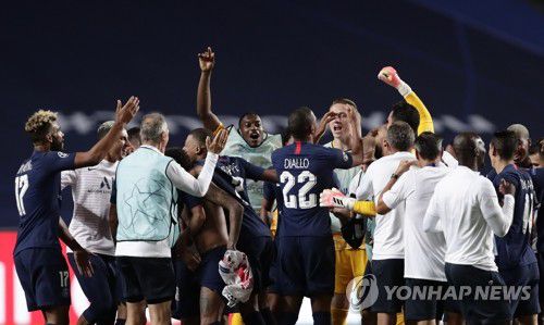 승리 자축하는 PSG 선수들(리스본 AP=연합뉴스) 프랑스 파리 생제르맹(PSG) 선수들이 18일(현지시간) 포르투갈 리스본의 이스타디오 다 루스에서 열린 라이프치히와의 2019-2020시즌 유럽축구연맹(UEFA) 챔피언스리그(UCL) 준결승에서 승리한 뒤 자축하고 있다. PSG가 3-0으로 이겼다. daeuliii@yna.co.kr