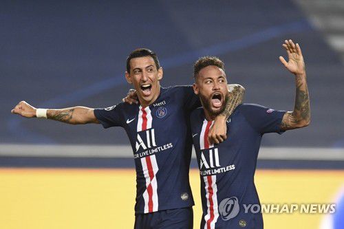 득점 기뻐하는 디마리아ㆍ네이마르(리스본 AP=연합뉴스) 파리 생제르맹(PSG)의 앙헬 디마리아(왼쪽)가 18일(현지시간) 포르투갈 리스본의 이스타디오 다 루스에서 열린 라이프치히와의 2019-2020시즌 유럽축구연맹(UEFA) 챔피언스리그(UCL) 준결승에서 팀의 두 번째 골을 넣고 네이마르와 기뻐하고 있다. PSG가 3-0으로 이겼다. daeuliii@yna.co.kr