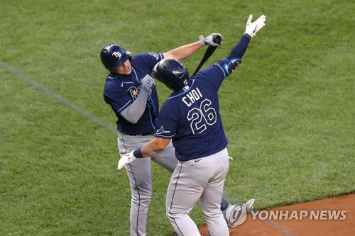 홈런 치고 동료와 기뻐하는 탬파베이 최지만(뉴욕 AP=연합뉴스) 탬파베이 레이스 최지만(26번)이 19일(현지시간) 미국 뉴욕 양키스타디움에서 열린 미국프로야구 메이저리그(MLB) 뉴욕 양키스와의 원정 경기에서 홈런을 친 뒤 윌리 아다메스와 기뻐하고 있다. daeuliii@yna.co.kr