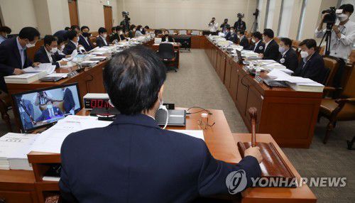 의사봉 두드리는 윤후덕 기재위원장(서울=연합뉴스) 진성철 기자 = 윤후덕 국회 기획재정위원장이 20일 오전 서울 여의도 국회에서 열린 기획재정위원회 전체회의에서 의사봉을 두드리고 있다. 2020.8.20 zjin@yna.co.kr