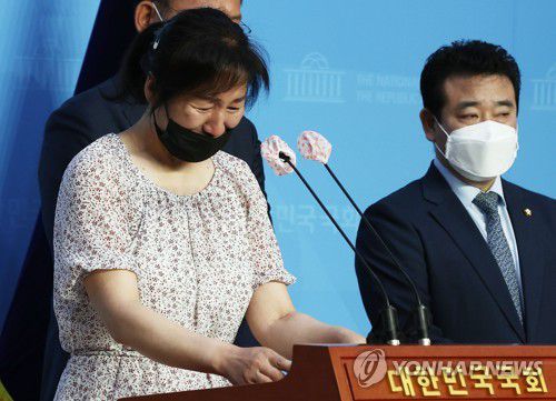눈물 흘리는 고유민 선수 어머니(서울=연합뉴스) 한종찬 기자 = 故 고유민 선수의 어머니가 20일 오전 서울 국회 소통관에서 기자회견을 열고 사망 의혹 관련 진상 규명을 촉구하고 있다. 2020.8.20 saba@yna.co.kr