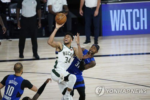 올랜도와의 경기에서 슛하는 아데토쿤보[Ashley Landis/Pool Photo-USA TODAY Sports/로이터=연합뉴스]