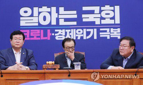 최고위원회의 참석한 민주당 이해찬 대표(서울=연합뉴스) 안정원 기자 = 더불어민주당 이해찬 대표와 김태년 원내대표가 14일 오전 서울 여의도 국회에서 열린 최고위원회의에 참석하고 있다. 2020.8.14 jeong@yna.co.kr