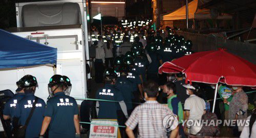 경찰-사랑제일교회 신도 대치(서울=연합뉴스) 류영석 기자 = 20일 오후 신종 코로나바이러스 감염증(코로나19) 확진자가 다수 발생한 서울 성북구 사랑제일교회에서 관계자 및 신도들과 경찰이 중대본의 역학조사 중 대치하고 있다. 2020.8.20 ondol@yna.co.kr