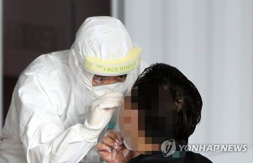 집중(원주=연합뉴스) 양지웅 기자 = 최근 강원 원주지역에서 코로나19 확진자가 무더기로 발생하자 21일 원주시보건소 선별진료소에서 한 시민이 검사를 받고 있다. yangdoo@yna.co.kr