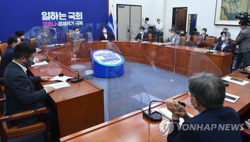 칸막이 설치된 당대표회의실에서 열린 민주당 최고위원회의(서울=연합뉴스) 안정원 기자 = 더불어민주당 이해찬 대표가 21일 오전 서울 여의도 국회 당대표회의실에서 좌석에 투명 칸막이가 설치된 가운데 열린 최고위원회의에서 발언하고 있다. 2020.8.21 jeong@yna.co.kr