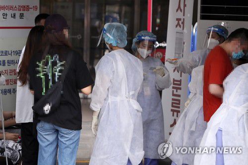 분주한 선별진료소(광주=연합뉴스) 정회성 기자 = 21일 오전 광주 동구 전남대병원 선별진료소에서 의료진이 중국인 유학생 등 방문객에게 코로나19 진단검사 절차를 안내하고 있다. hs@yna.co.kr