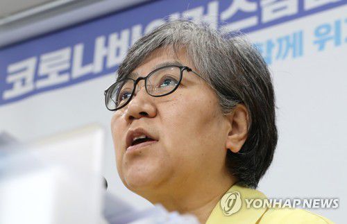 브리핑하는 정은경 중앙방역대책본부장(청주=연합뉴스) 김주형 기자 = 정은경 중앙방역대책본부장(질병관리본부장)이 21일 오후 충북 청주시 질병관리본부에서 코로나19 국내 발생 현황 및 확진 환자 중간조사 결과 등 정례브리핑을 하고 있다. kjhpress@yna.co.kr