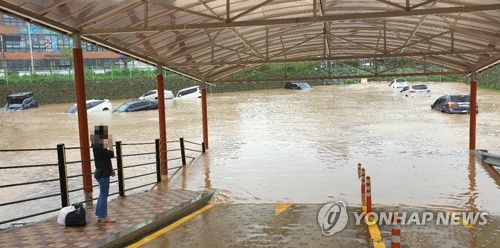 강한 소나기에 주차장 침수(대전=연합뉴스) 22일 오후 대전 서구 관저동 일대에 강한 소나기가 내리면서 주차장에 주차된 차량 10대가 침수됐다. 2020.8.22 [독자 송영훈씨 제공. 재판매 및 DB 금지] soyun@yna.co.kr