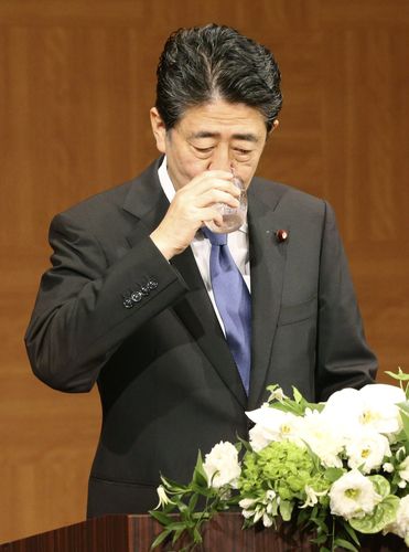(도쿄 교도=연합뉴스) 아베 총리가 6일 일본 히로시마(廣島)시에서 열린 기자회견 도중 물을 마시고 있다. 아베 총리는 49일만에 공식 기자회견에 응했으나 형식적 답변을 하고 약 16분만에 종료해 빈축을 샀다.