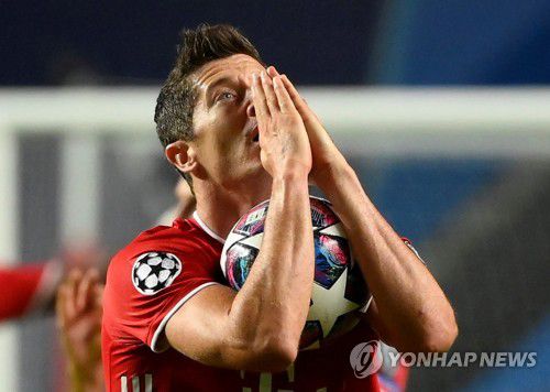 신에게 기도하는 '축구의 신'[로이터=연합뉴스]