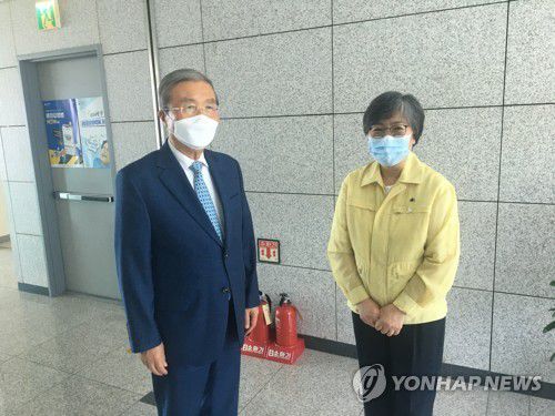 질병관리본부 방문한 김종인 위원장(서울=연합뉴스) 미래통합당 김종인 비상대책위원장이 21일 오후 충북 청주시 질병관리본부를 방문해 정은경 본부장을 만나고 있다. 2020.8.21 [미래통합당 제공. 재판매 및 DB금지] photo@yna.co.kr
