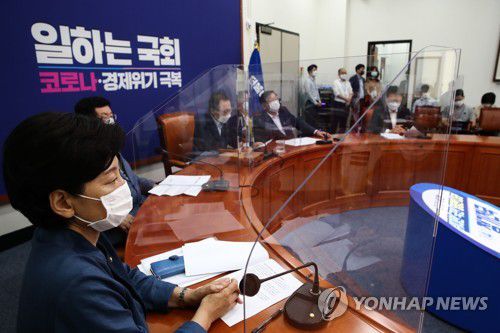 칸막이 설치된 민주당 최고위원회의(서울=연합뉴스) 안정원 기자 = 24일 오전 국회에서 열린 더불어민주당 최고위원회의에서 신종 코로나바이러스 감염증(코로나19) 확산에 따른  '사회적 거리두기' 2단계로 인해 각 자리마다 투명 아크릴이 설치되어 있다.2020.8.24 jeong@yna.co.kr