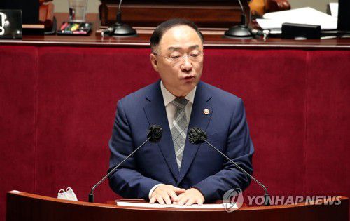 예결위에서 발언하는 홍남기 경제부총리(서울=연합뉴스) 진성철 기자 = 홍남기 경제부총리가  24일 오전 국회 예결위에서 발언하고 있다. 2020.8.24 zjin@yna.co.kr