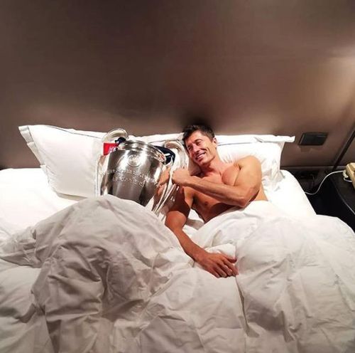 빅이어와 침대에 누운 사진을 공개한 로베르트 레반도프스키[레반도프스키 인스타그램 캡처. 재판매 및 DB 금지]