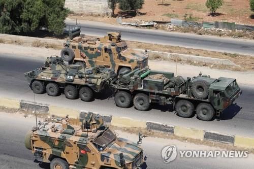 공동순찰 중 유탄발사기 공격으로 파손된 채 견인 중인 러시아 장갑차 [AFP=연합뉴스]
