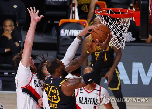 골밑슛을 시도하는 레이커스의 르브론 제임스(23번)[AP=연합뉴스]