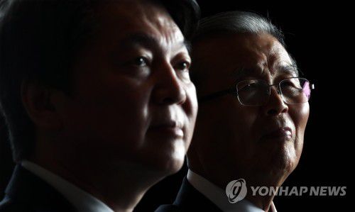 같은 시선, 무슨 생각?지난 2017년 11월 2일 '김종인의 경제민주화 출판기념회'에 함께 참석한 김종인 당시 더불어민주당 비상대책위원회 대표(오른쪽)와 국민의당 안철수 대표. [연합뉴스 자료사진]