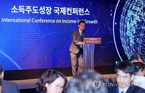 홍장표 소득주도성장특별위원회 위원장이 2019년 12월 3일 오전 서울 강남구 인터컨티넨탈 서울 코엑스 호텔에서 열린 소득주도성장 국제컨퍼런스에서 개회사를 하고 있다. [연합뉴스 자료사진]