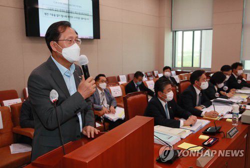 답변하는 김종갑 사장(서울=연합뉴스) 한종찬 기자 = 김종갑 한국전력공사 사장이 25일 오전 서울 여의도 국회에서 열린 산업통상자원중소벤처기업위원회 전체회의에서 의원들의 질의에 답변하고 있다. 2020.8.25 saba@yna.co.kr