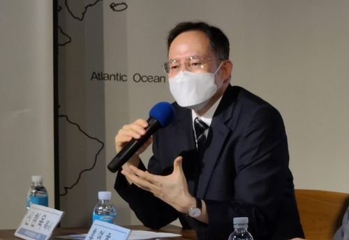 구리이단상담소 신현욱 소장(서울=연합뉴스) 양정우 기자 = 신천지 전국 12개 지파 본부 대학부 부장이었던 박모 씨는 26일 서울 금천구 시흥동 한 카페에서 탈퇴 기자회견을 열어 신천지가 코로나 발병 직전 전국 단위의 전도 모임을 갖고도 이를 방역당국에 숨겼다고 증언했다. 이 자리에는 신천지 고위 간부 출신인 구리이단상담소 신현욱(사진) 소장도 함께 했다. 2020.8.26 eddie@yna.co.kr (끝)