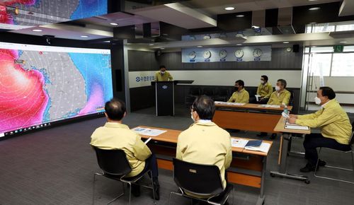 수협, 태풍 '바비' 북상에 24시간 비상대비 태세(서울=연합뉴스) 수협중앙회(회장 임준택)는 26일 제8호 태풍 '바비'가 제주도에 근접하며 북상함에 따라 비상대책본부를 꾸리고 24시간 대비태세를 유지하고 있다고 밝혔다. 이에 따라 전국의 91개 회원조합과 중앙회 내부 어선안전조업본부, 지방자치단체가 공조해 1천300명 규모의 독려반을 편성해 어촌을 대상으로 피해 예방을 위한 현장 지도를 진행하고 있다. 2020.8.26. [수협중앙회 제공. 재판매 및 DB금지] photo@yna.co.kr