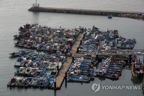 '피항한 선박' 태풍 바비 북상(목포=연합뉴스) 조남수 기자 = 제8호 태풍 '바비'가 한반도를 향해 북상하고 있는 24일 오후 전남 목포시 북항에 선박들이 피항해 있다. 2020.8.24 iso64@yna.co.kr